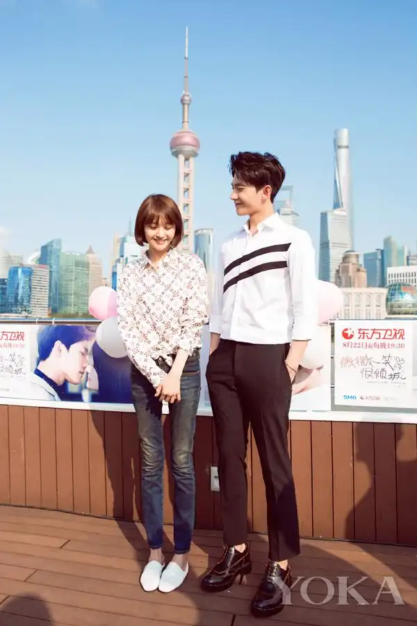 杨洋携郑爽一起出席《微微一笑很倾城》电视剧发布会