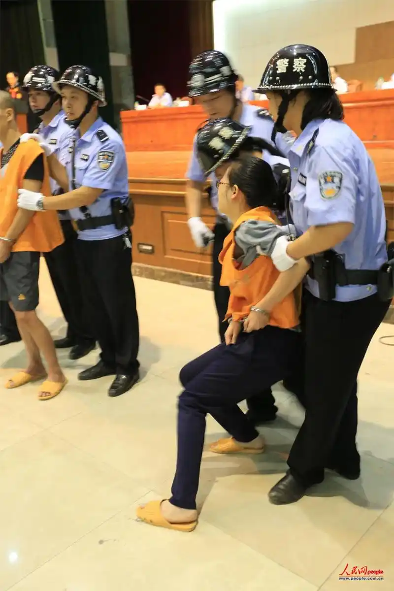 毒贩在准备接受宣判.费文彬潘兰兰听到判决腿软跌地失声痛哭.