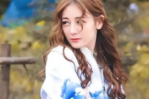 迪丽热巴穿露背装高铁狂奔,捂胸门后大秀事业线,身材妩媚太迷人