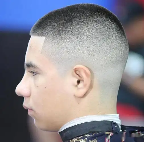 周边光圆寸头哈喽,各位型男朋友们,很高兴我们又见面了,这次又为大家