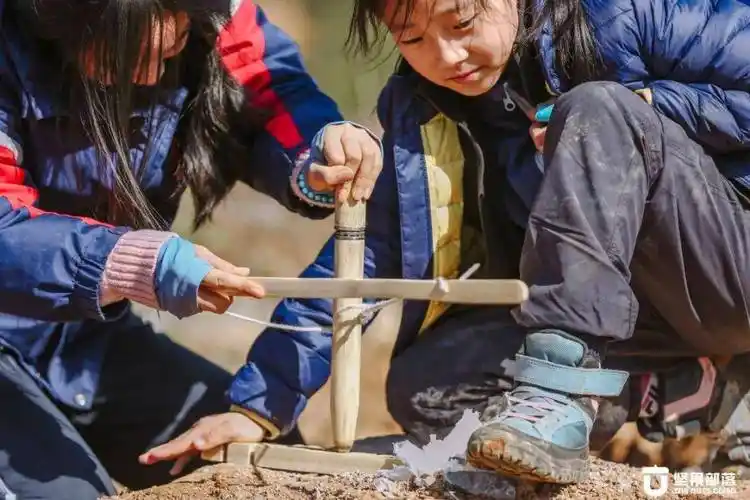 温州野外生存技能课钻木取火野外狩猎成为野外生存小达人