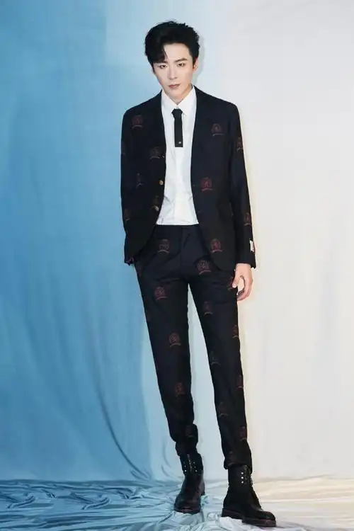 这套印花西装最大的亮点其实不在上半身,而在于这件修身的西服裤上.