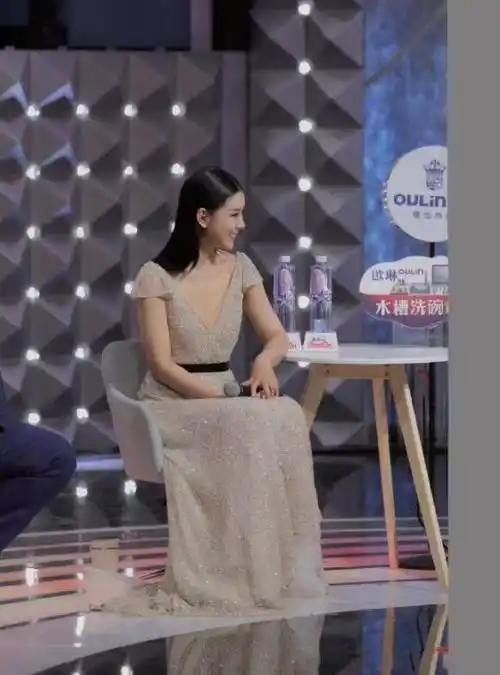 李小萌个子虽小身材比例惊艳粉色吊带连衣裙亮相美得不像34岁