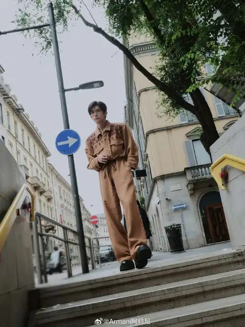 易烊千玺身着 emporio armani 2025春夏男装系列连身裤现身米兰
