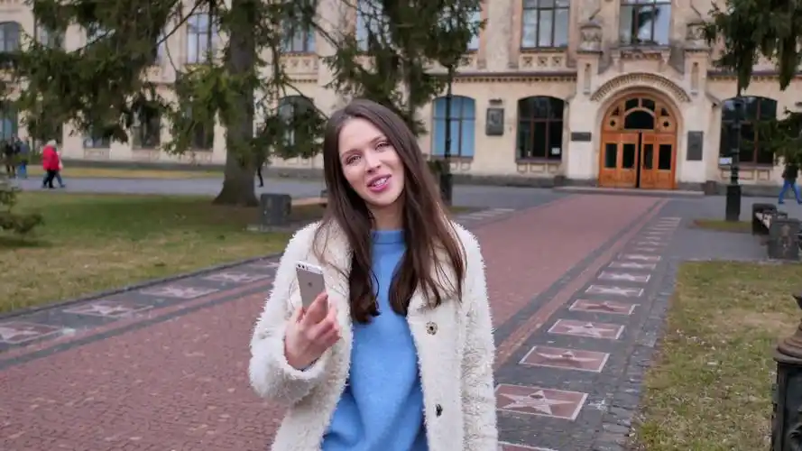 漂亮美女对 华为p10-p9 测评