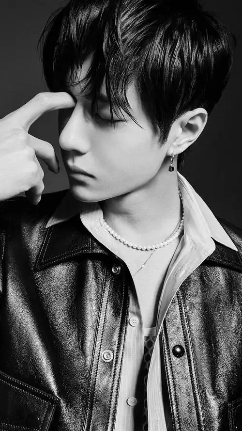 王一博酷帅写真,黑白大片超有质感