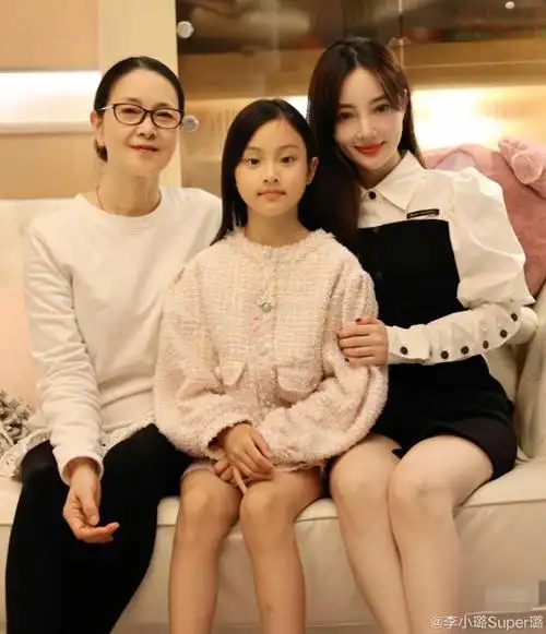 张伟欣与李小璐合照!混血五官经致,披万元围巾太豪气