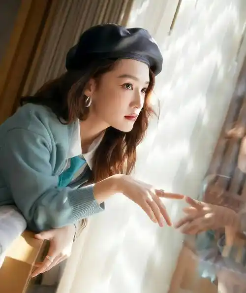 李沁薄荷绿卫衣白衬衫连衣裙搭配贝雷帽,温柔又清新!_图片_网络_时尚