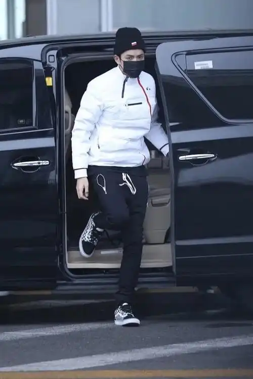 吴亦凡帅气街拍,运动裤 vans,造型潮流范十足