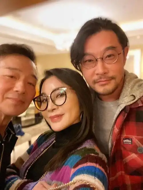 其中黄维德的新造型简直是大变样,照片里黄维德戴着圆框眼镜,头发梳到