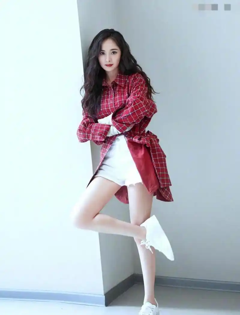 杨幂穿白色短裤不愧是全网最美的腿