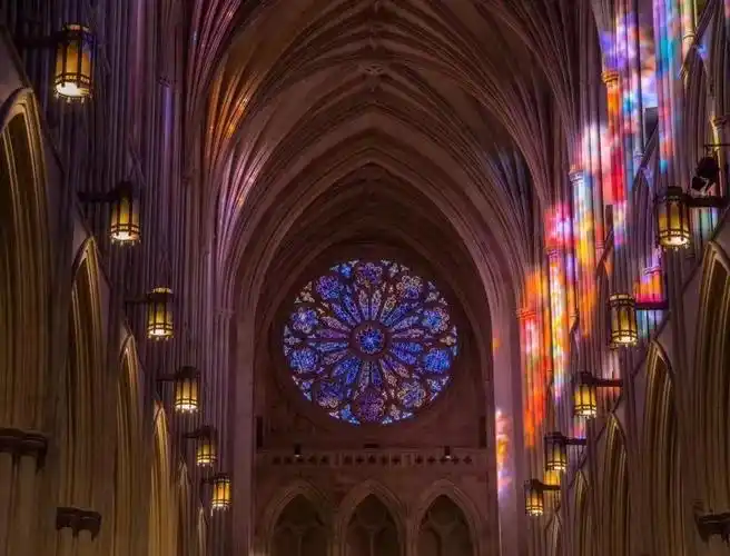 起源于欧洲12,13世纪(中世纪)的哥特式教堂.