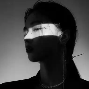 黑白高级感图片头像女,一个人孤独黑白图片