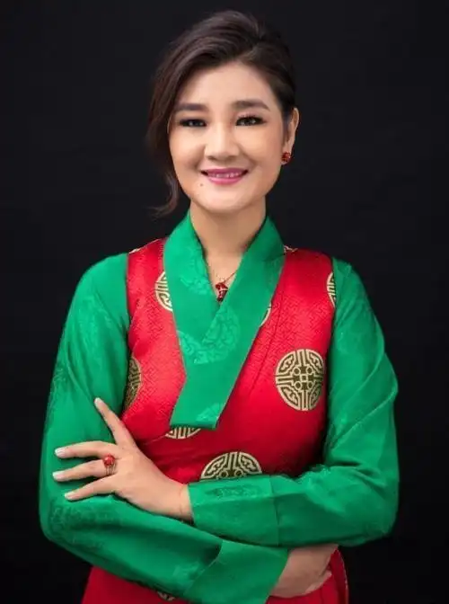 歌手降央卓玛:疯狂倒追帅气丈夫,婚后生3胎,如今怎么样了