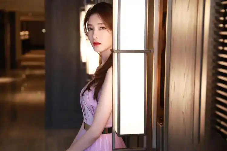 原创江疏影好有女神范身穿紫色闪钻抹胸纱裙尽显温柔甜美气质