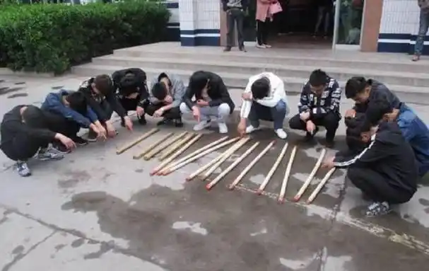 2018年贵州网红乞丐哥爆火,穿名牌开豪车,3年后却被判刑13年半