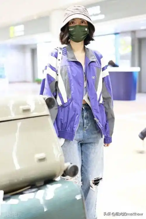 街拍:刘惜君紫色运动外套 破洞牛仔裤 渔夫帽随性率性_北京_机场