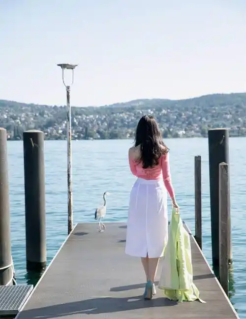 原创刘亦菲登时尚芭莎封面条纹t配黑色短裤简约时尚气质出众