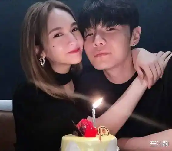 杨丞琳久违露面演出,内涵河南人爱骗人,事后为不当言论道歉_李荣浩