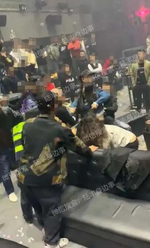 汕尾某地酒吧女孩打架,保安拉都拉不住.