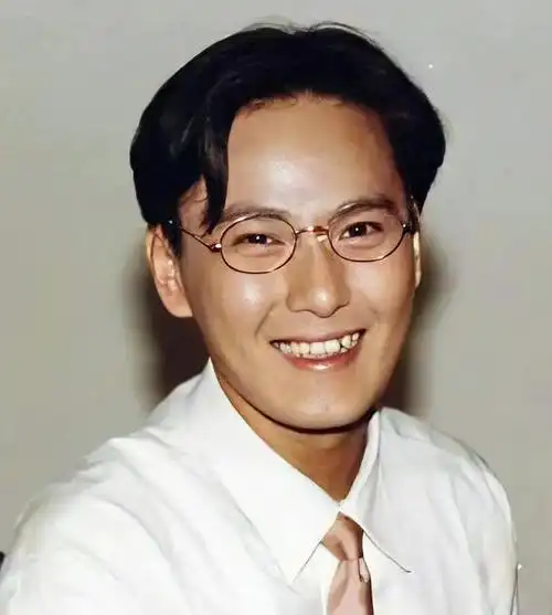 张信哲56岁依然单身,唱了半辈子情歌的他竟只有一个过去