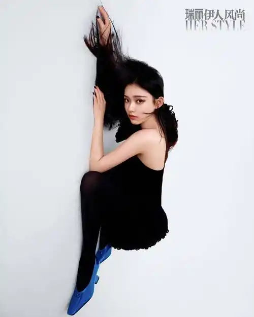 林允黑色裙装搭配黑丝,眼神魅惑迷离超有戏__财经头条