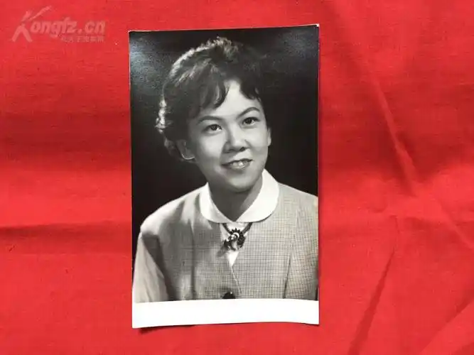 七十年代老照片:短发知识女青年半身照 约14.1x8.9厘米