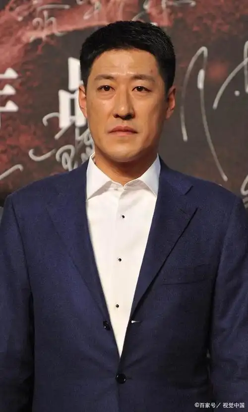 于震是一位著名的演员,他以出演抗日剧,谍战剧而闻名,被称为"抗日神剧