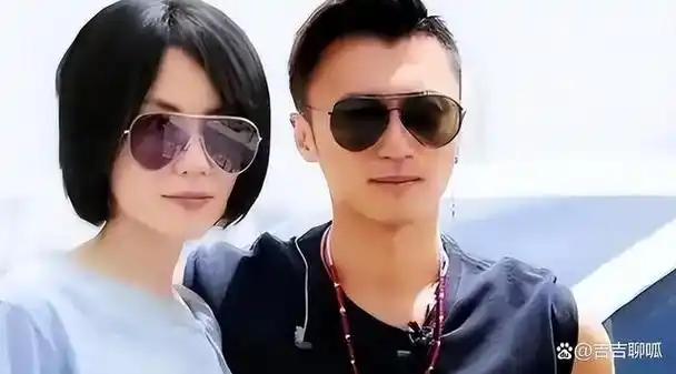 王菲谢霆锋日本返国,王菲"示爱"男友,脖颈大疙瘩引发