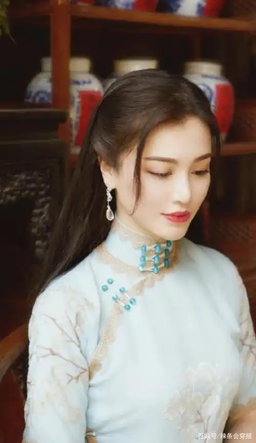 刘翔前妻葛天现身拍写真,穿古风旗袍惊艳众人,身材媲美当红女星