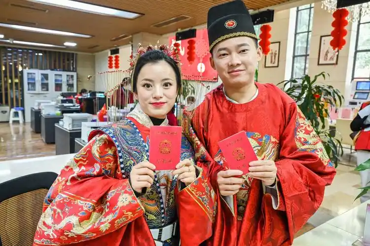 2023年2月2日上午,成都,武侯区婚姻登记处,新婚夫妇展示结婚证.