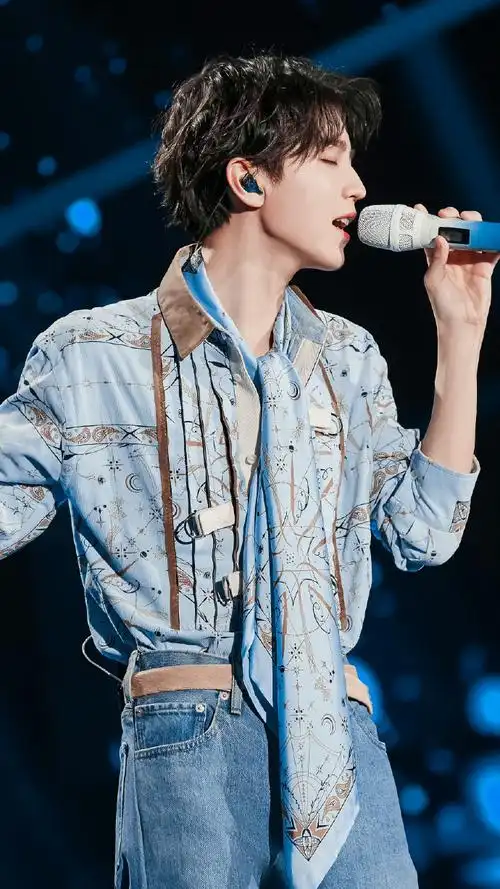 有一种衬衫叫王俊凯的衬衫,没有人能拒绝穿衬衫的王俊凯!