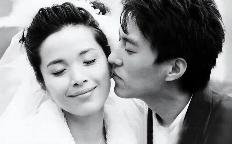 回顾一级演员靳东:出道30年零绯闻,与二婚李佳结婚至今恩爱如初