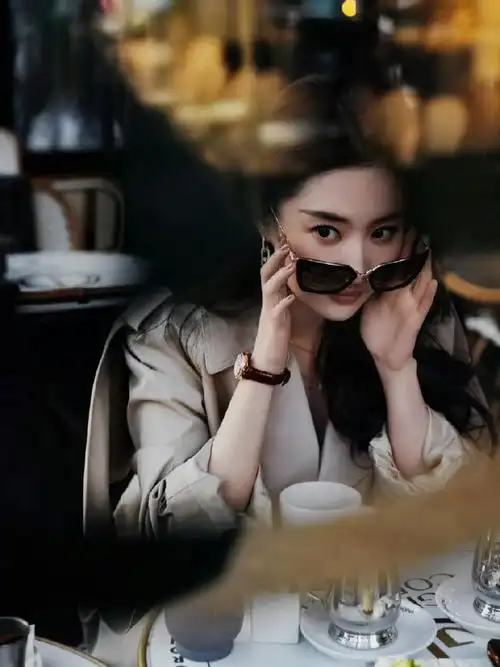 刘亦菲戴面纱#果然大美女就算带面纱都是绝代风华,在夕阳下带着面纱