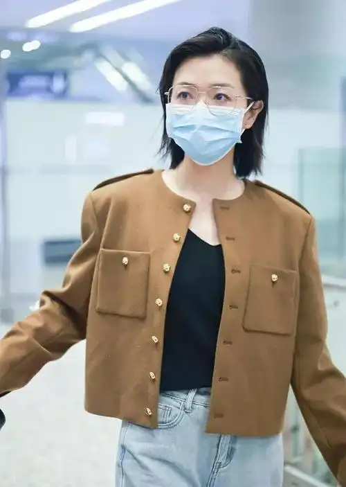 万茜戴透明色眼镜现身机场 穿咖色小香风外套文艺风十足|牛仔裤_网易