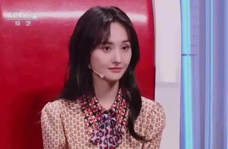 郑爽参加"直通春晚",当场浮夸式走秀,央视镜头下的五官很真实