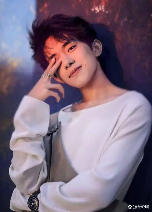 说到易烊千玺大家都很熟悉了,十几岁出道,现在也在圈内混了十多年了.