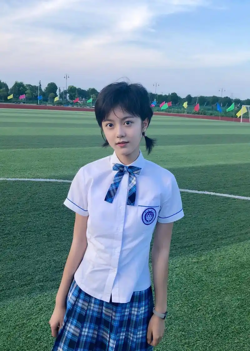 00后赵今麦穿西装扮成熟不对称运动裤花样秀腿扎哪吒头太少女