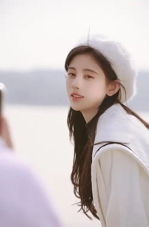 鞠婧祎海边大片变身校园学姐头戴白色的毛绒贝雷帽干净又温柔