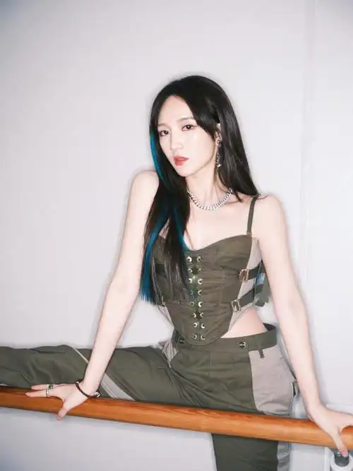 孟佳舞姿九宫格随拍#孟佳分享舞蹈室九宫格随拍,佳哥的身材好棒呀