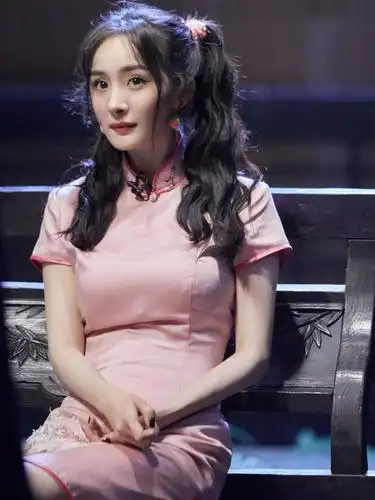 杨幂粉色旗袍展示傲人身材,难怪叫大幂幂,性感可爱,简直太撩人