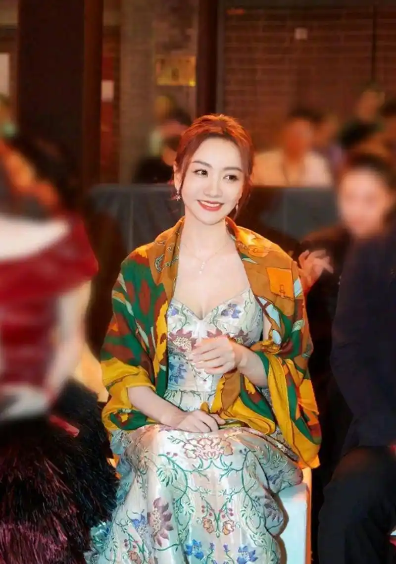 清新甜美,妩媚优雅的#杨蓉# 身穿绣花深v礼服,妆容精致,五官立体,眼光