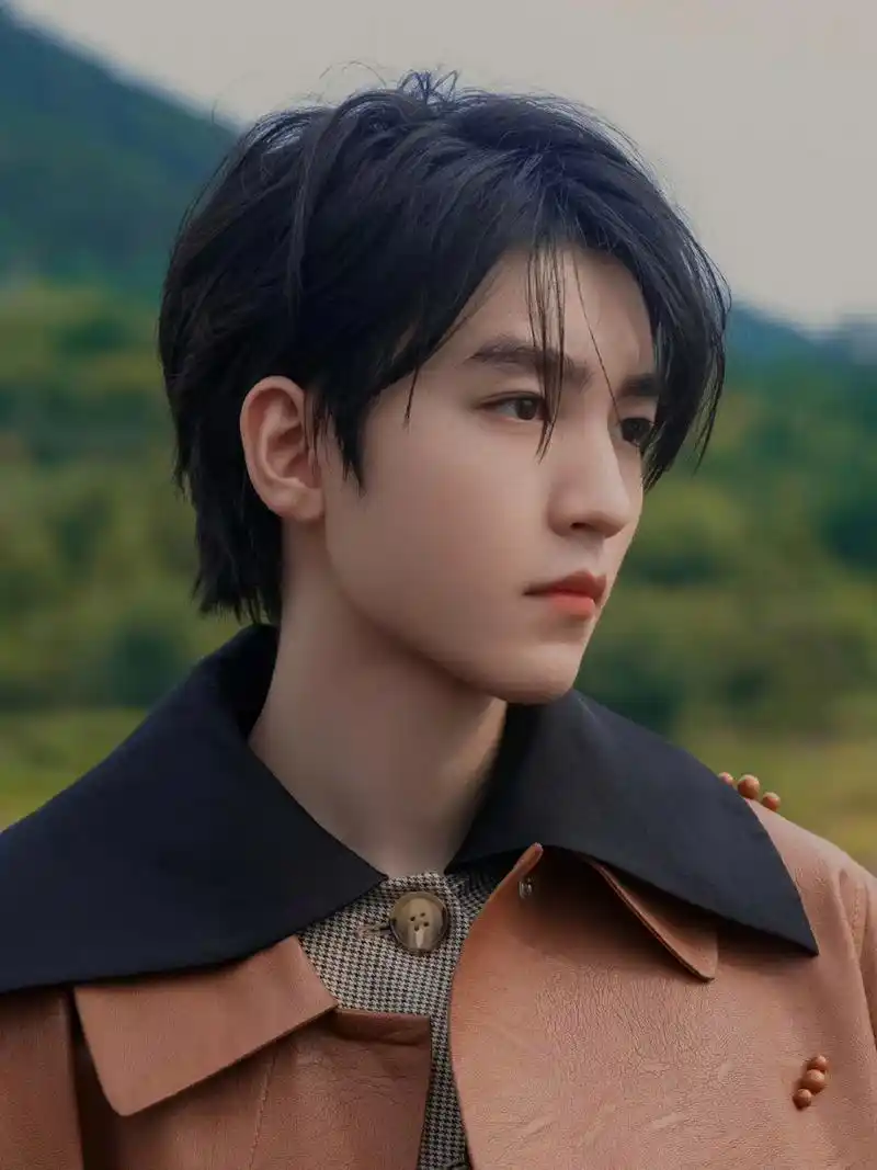 王俊凯脸部线条太优秀了,轮廓感出来了,真好看.