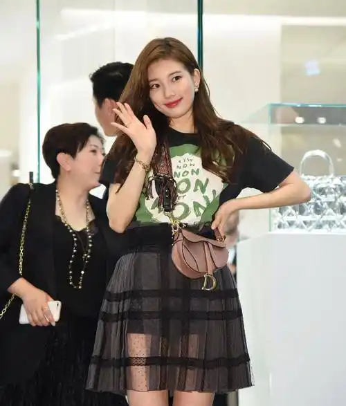 裴秀智太聪明,用t恤来配约会裙,简约又甜美,真有少女感_女生_整体