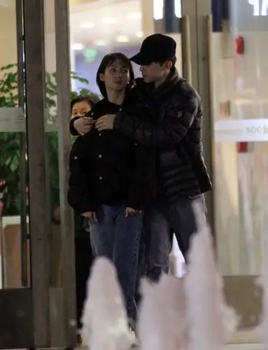金晨邓伦逛街全程拥抱不相离,一细节表明邓伦到底有多爱金晨?
