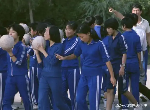 80年代上体育课的中学生,统一的蓝色校服,清澈纯真.