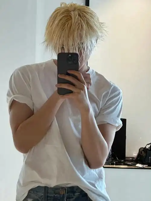 蔡徐坤湿发对镜自拍