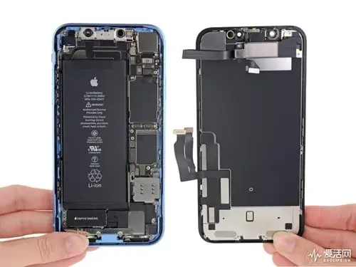iphone xr内部结构布局显现出一种微妙的折衷.