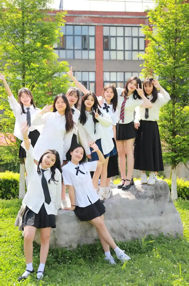 没有人永远活在青春里 但青春里永远有人#校园 #大学  摄影 - 抖音