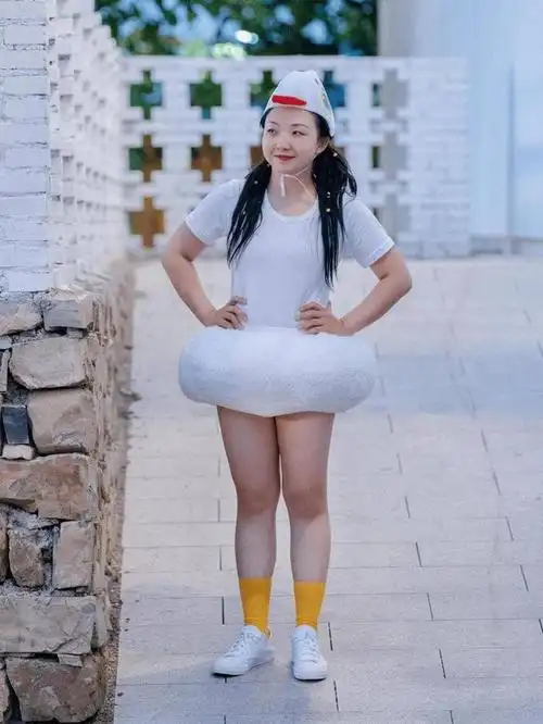 辣目洋子体重超120斤,爱穿吊带裙却不显臃肿,自信的女人真美